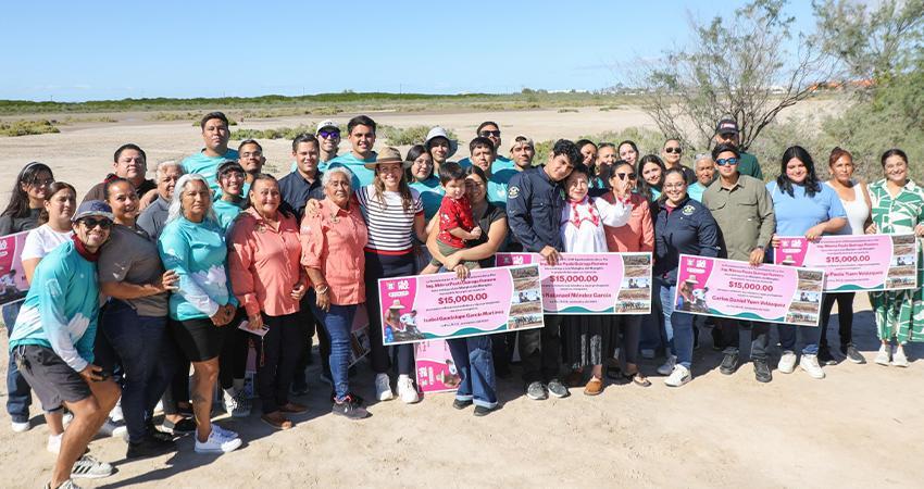 Entrega la alcaldesa de La Paz apoyos económicos a jóvenes protectores de mangles en El Manglito