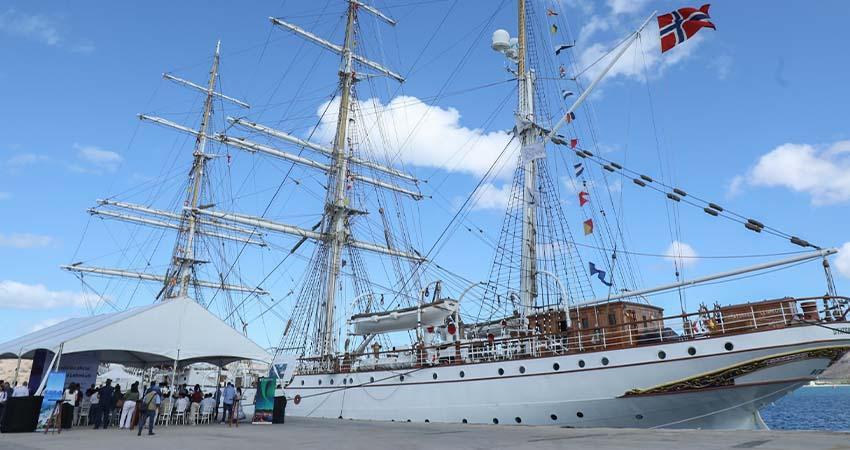 Llega a La Paz al velero noruego Statsraad Lehmkuhl en una expedición internacional