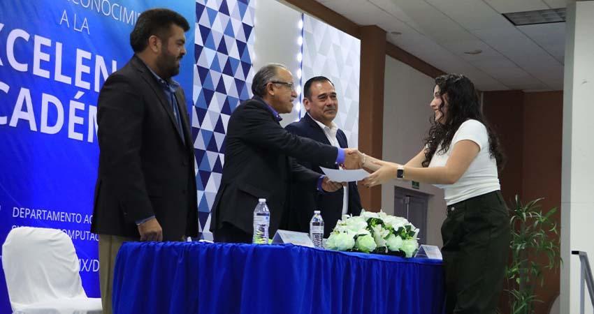 UABCS reconoce a estudiantes con los mejores promedios de Sistemas Computacionales