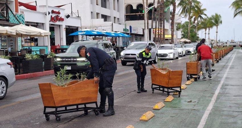 Pedirán que se retiren las nuevas macetas del malecón de La Paz