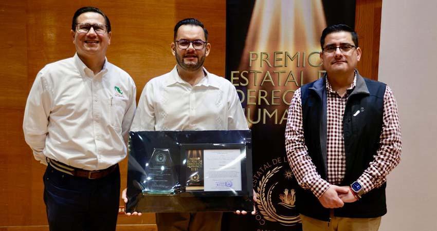 Reconoce CECyTE BCS a docente que destacó en el Premio Estatal de Derechos Humanos 2025