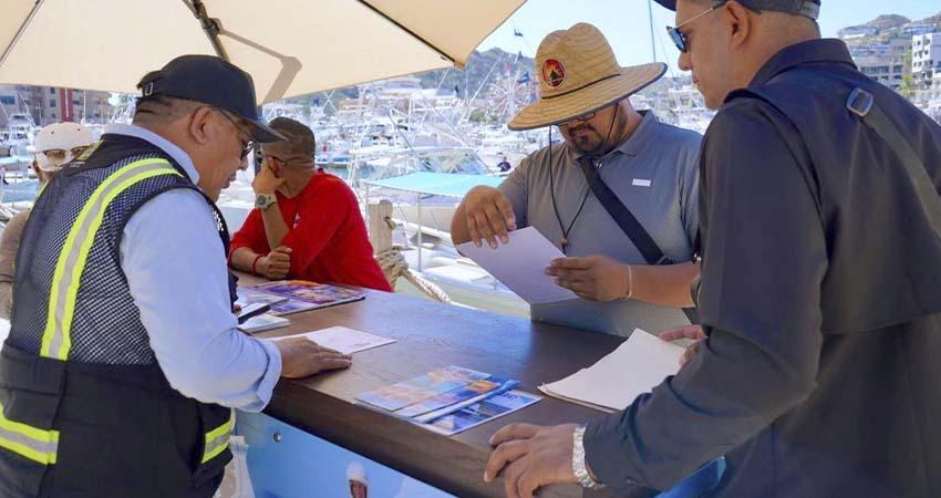 Mediante operativo, verifican permisos y documentación a comerciantes de playa Médano y Marina de CSL