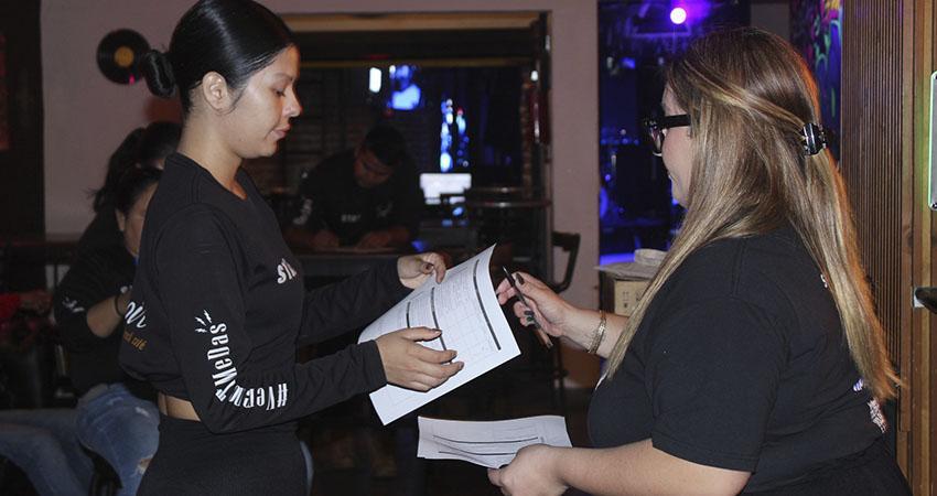 Capacitan al personal de bares para proteger a mujeres durante el Carnaval a través del programa “Ángela Drink”