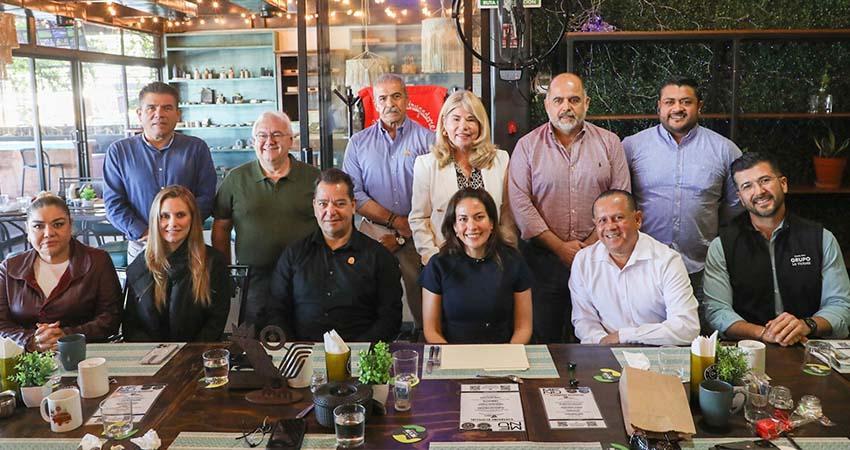 Dialoga Milena Quiroga con miembros del Grupo Madrugadores de Los Cabos