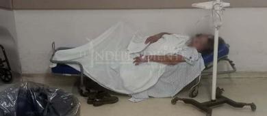 Pacientes esperan en pasillos del Hospital Salvatierra por falta de camas