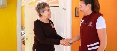 Milena Quiroga recorre la colonia Guaycura para corroborar el suministro de agua potable