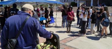 Sindicato de la Prepa Morelos protesta con “elotiza” frente a Palacio de Gobierno
