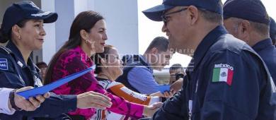 Administrativos de Policía de La Paz presionan por bono escolar