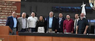 En reconocimiento a sus aportes, devela Poder Legislativo letras doradas de Néstor Agúndez Martínez