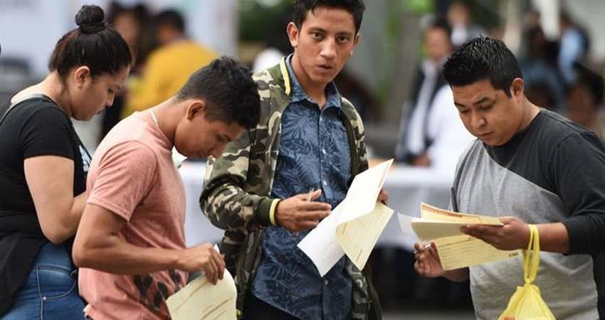 La entrega de programas sociales desalienta la búsqueda de empleo en México, asegura el sector privado