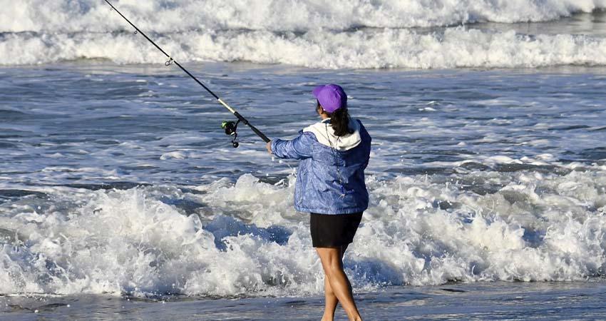 Amplían curso de pesca de orilla para mujeres en La Paz