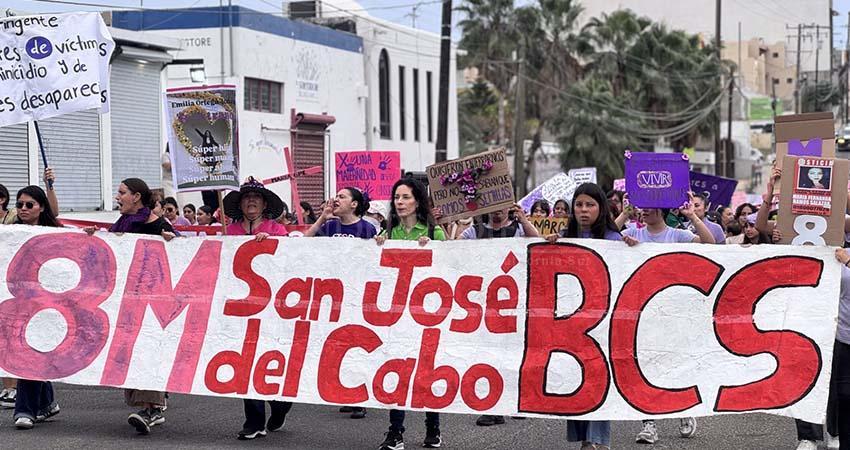 Entre consignas y memoria, mujeres toman las calles de Los Cabos este 8M