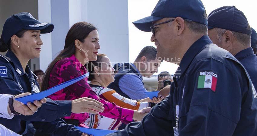 Administrativos de Policía de La Paz presionan por bono escolar