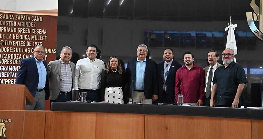 En reconocimiento a sus aportes, devela Poder Legislativo letras doradas de Néstor Agúndez Martínez