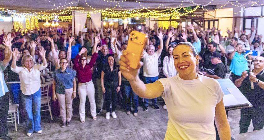 Se reúne la alcaldesa de La Paz con ciudadanos en Loreto