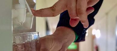 Fomentan consumo suficiente de agua para evitar deshidratación