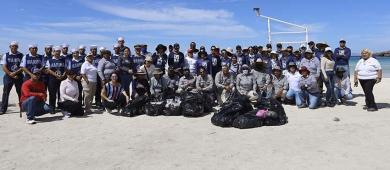Recolectan 380 kilogramos de desechos en Macrolimpieza de la playa Pichilingue