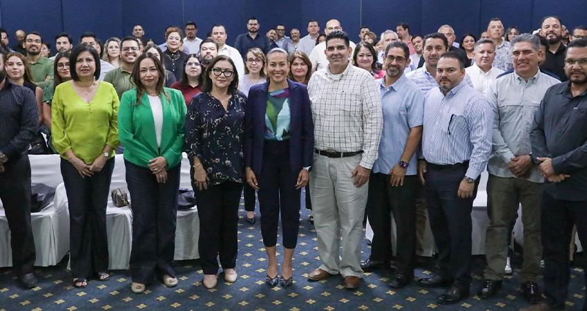 Milena Quiroga consolida su liderazgo, en reunión con peritos y abogados respaldan la transformación digital en La Paz