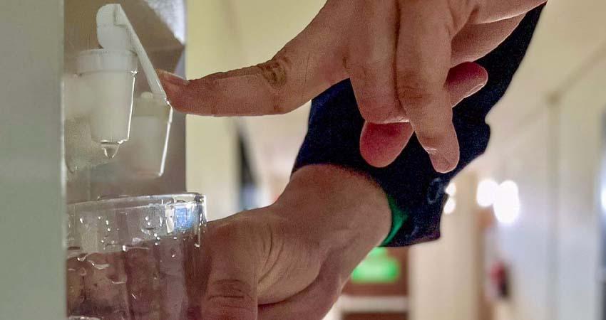 Fomentan consumo suficiente de agua para evitar deshidratación