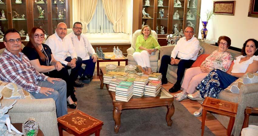 Recibe UABCS valiosa donación bibliográfica del Lic. Ángel César Mendoza Arámburo