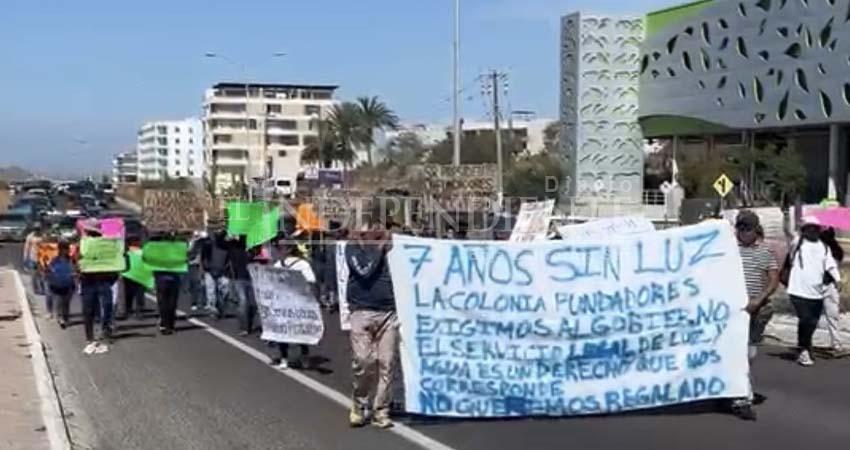 Vecinos de Fundadores protestan por falta de energía eléctrica en Cabo San Lucas