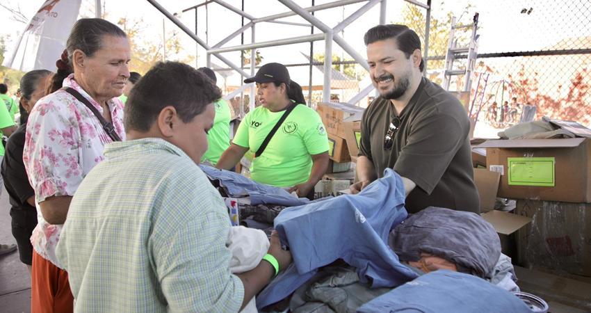 Encabeza Yayo Van Wormer entrega de zapatos y ropa a más de cinco mil familias en La Paz