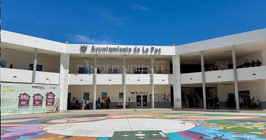 Con diálogo y acuerdos, la alcaldesa impulsa el ordenamiento del comercio en el Malecón de La Paz