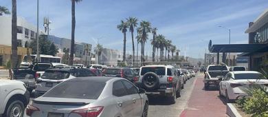 Transportistas turísticos en Los Cabos denuncian abusos en operativos; vehículos retenidos la causa del bloqueo