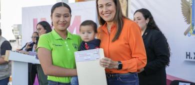 En La Paz sí se apoya a quienes cuidan y sostienen la vida; Milena Quiroga respalda a madres de familia