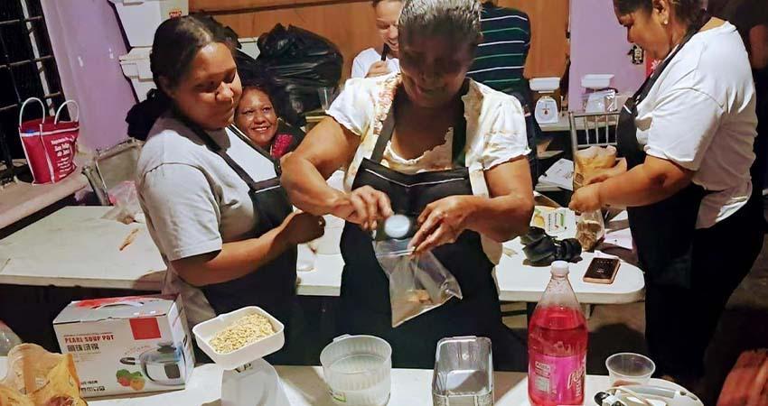 Capacita Ayuntamiento de La Paz e ICATEBCS, a mujeres de Laguna Azul