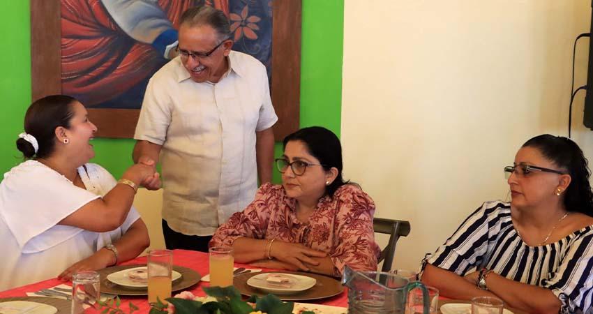 Reconoce UABCS a madres trabajadoras administrativas con convivencia conmemorativa