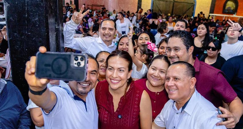 Entre aplausos y muestras de cariño, mujeres de Los acabos recibieron a Milena Quiroga