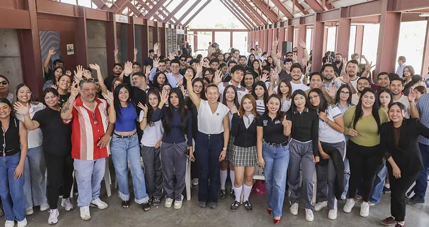 Milena Quiroga escucha y dialoga con juventudes paceñas en el conversatorio “Jóvenes por La Paz”