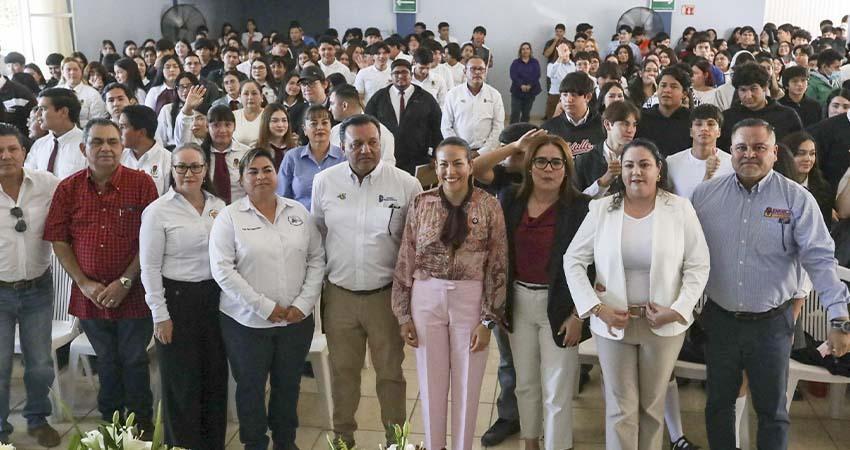 Milena Quiroga comparte el modelo de gobierno digital a estudiantes en Comondú