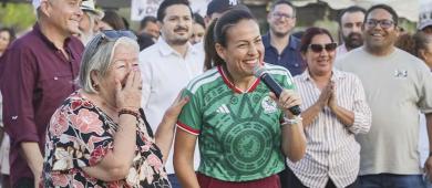 Alcaldesa de La Paz, anuncia la transformación del campo de fútbol en colonia Márquez de León