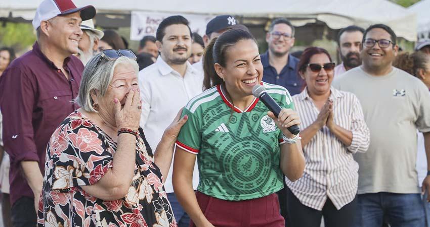 Alcaldesa de La Paz, anuncia la transformación del campo de fútbol en colonia Márquez de León