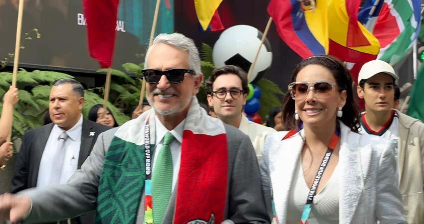 Llegada de Salinas Pliego a la inauguración del Mundial 2026 divide a asistentes