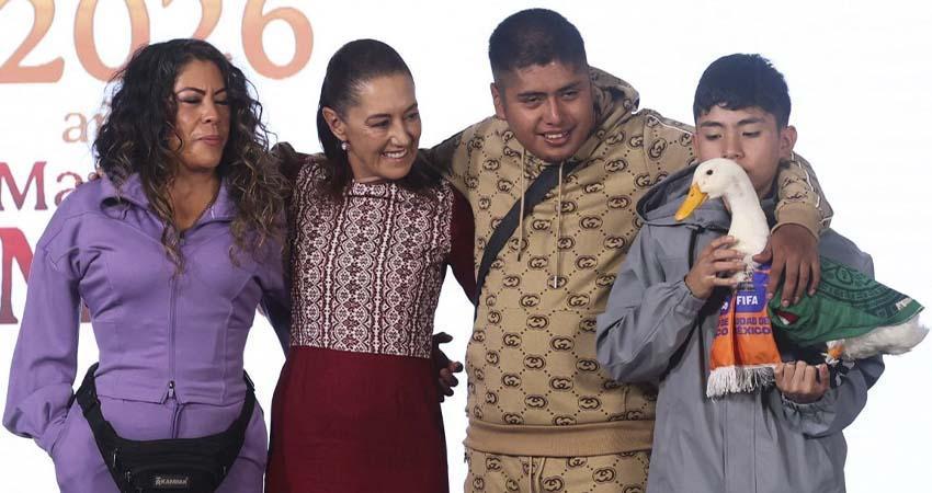 El pato Merlín visitó la mañanera, recibió halagos y le lanzó dos picotazos a la Presidenta