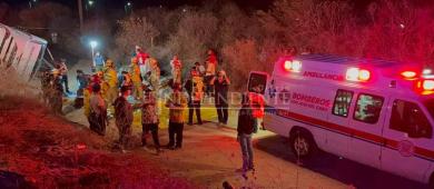 Tres personas sin vida y 17 resultan lesionadas, tras choque entre autobús y automóvil en Santa Anita