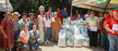 Entrega Ayuntamiento La Paz apoyos productivos a familias de San Bartolo durante Feria del Mango