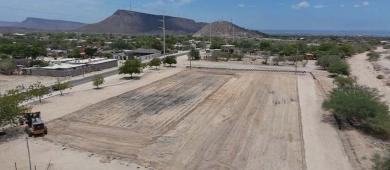 Inician los trabajos para el empastado de campo de fútbol en Márquez de León