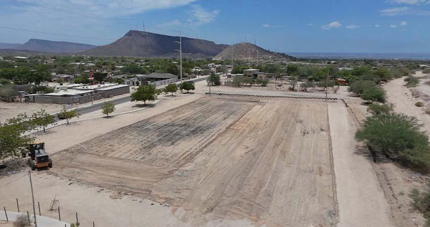 Inician los trabajos para el empastado de campo de fútbol en Márquez de León