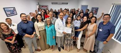 Entrega Secretaría de Salud reconocimiento por 38 años de servicio al doctor Andrés Flores Gómez