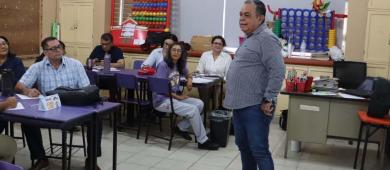 Analizan docentes de BCS regulación del uso de celulares en escuelas