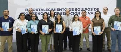 Entrega Subsecretaría de Administración 11 becas a personal del Gobierno del Estado