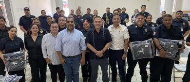 Fortalece Ayuntamiento de La Paz al Cuerpo de Bomberos con entrega de uniformes