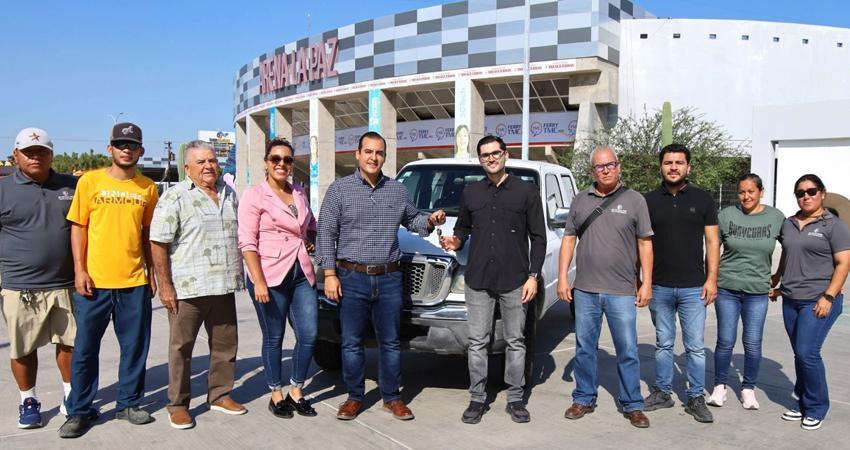 Entrega Subsecretaría de Administración vehículo para fortalecer operación de la Villa Deportiva