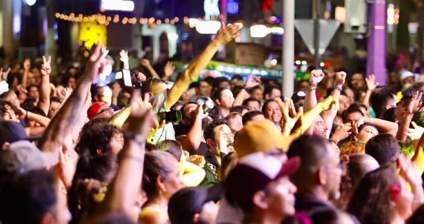 “Noches Pegajosas” reúne a más de 4 mil personas en una noche de música y energía en La Paz