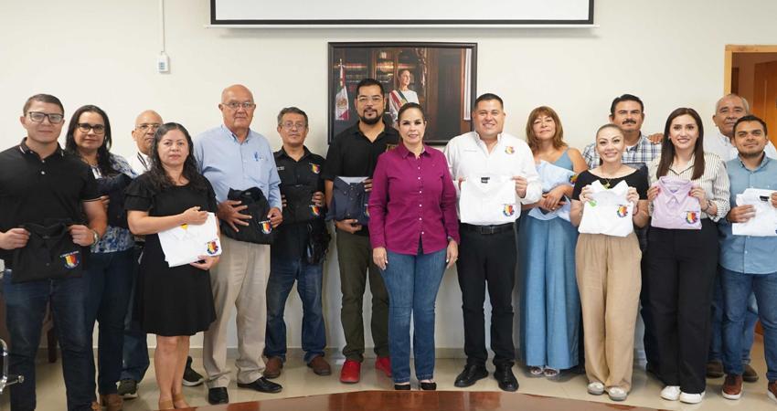 Entrega JUGOCOPO uniformes al personal de la XVII Legislatura de BCS