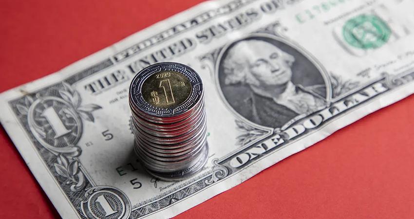 Peso cede 0.06% y se ubica en 16.9573 unidades por dólar